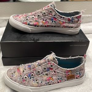 Gently used to go to skull sneakers size 8.5.